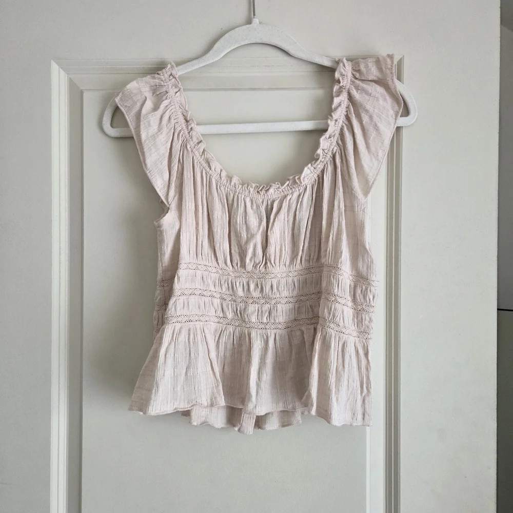 AE Ruched Flutter Sleeve Blouse - Picture 11 of 14